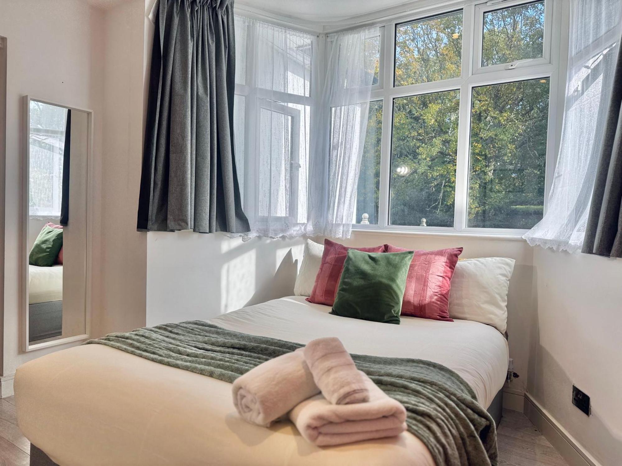 En-Suites With Free Parking 30Min To Central London Exteriör bild